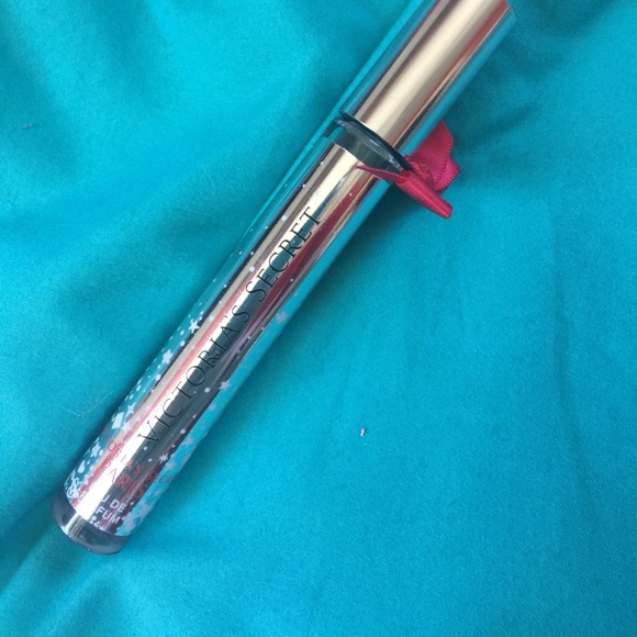 Victoria's Secret roll-on perfume in "Paris" - Picture 1 of 1