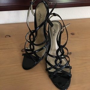 Black patent leather strappy heels 👠