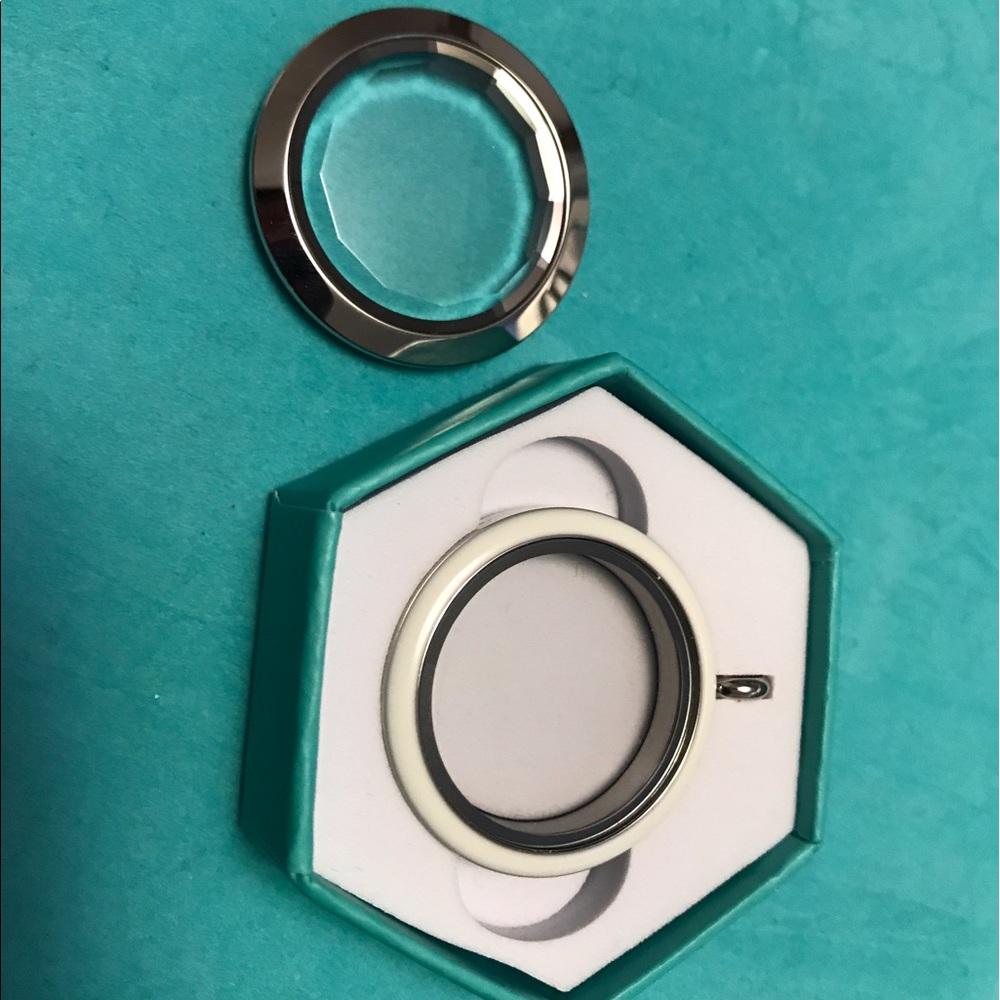 ORIGAMI OWL LARGE LOCKET. No chain included.