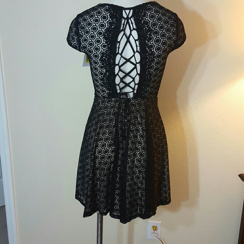 B. Darlin black lace nude v neck flare dress - Picture 4 of 6