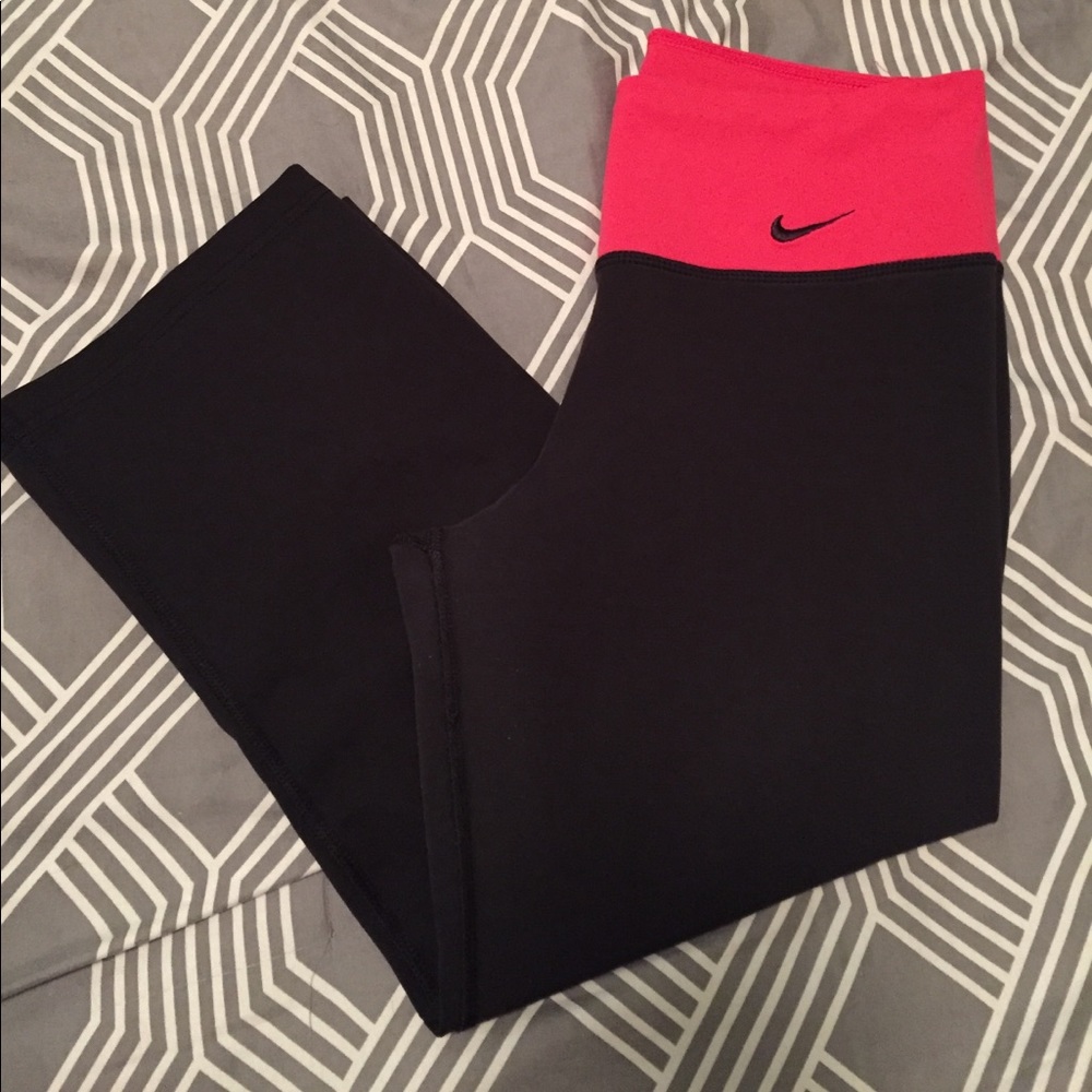 Black Nike dri-fit workout crops with pink band
