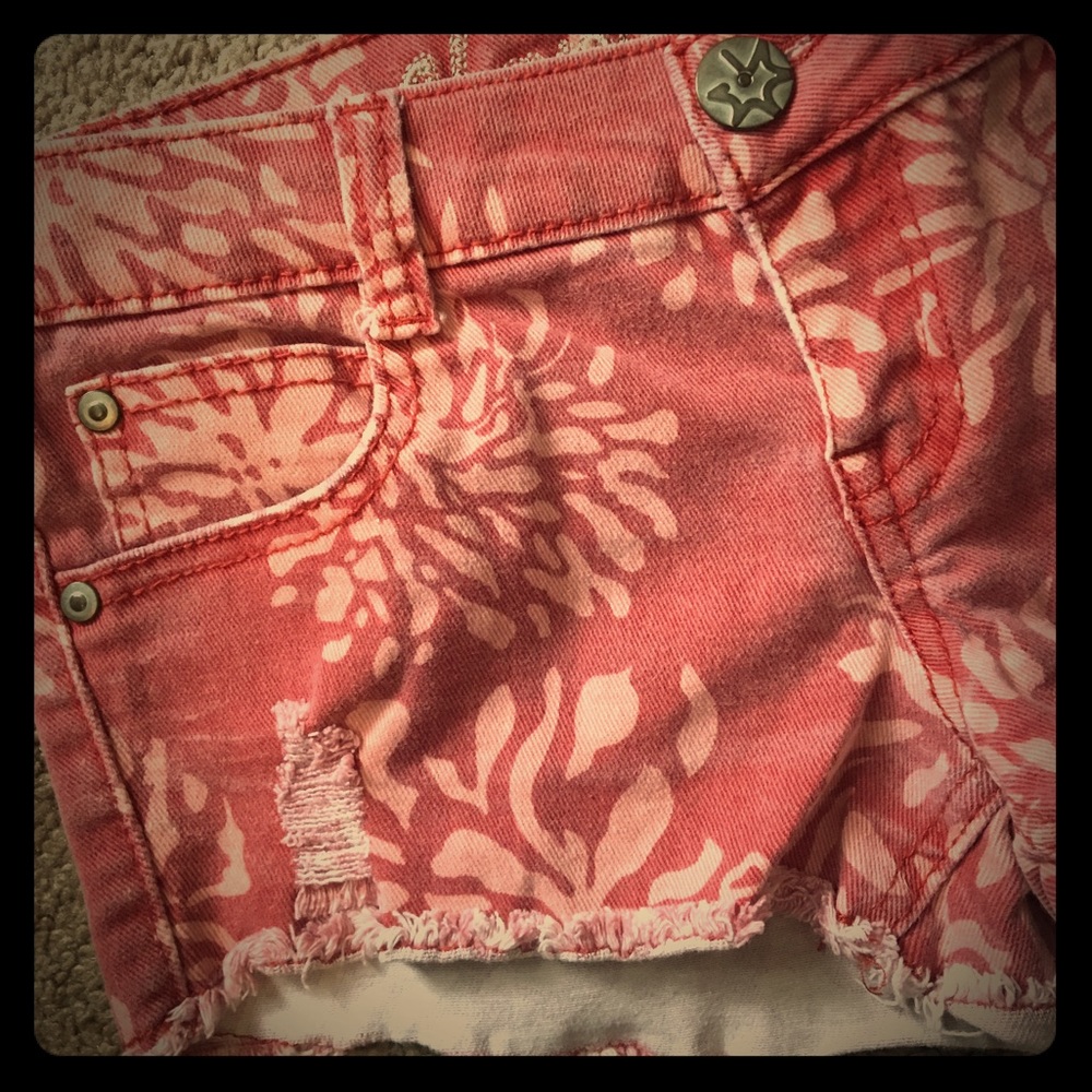 Coral patterned shorts, ready to be worn!