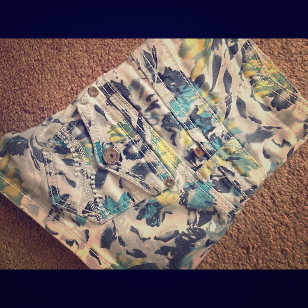 Almost Famous high waisted floral shorts!
