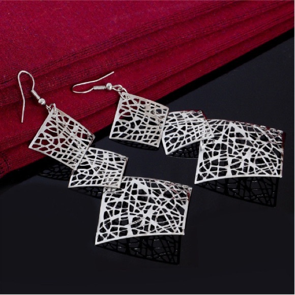 Hollow Out Earrings Geometrical Design - Picture 2 of 3