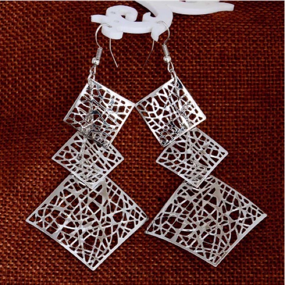 Hollow Out Earrings Geometrical Design - Picture 3 of 3