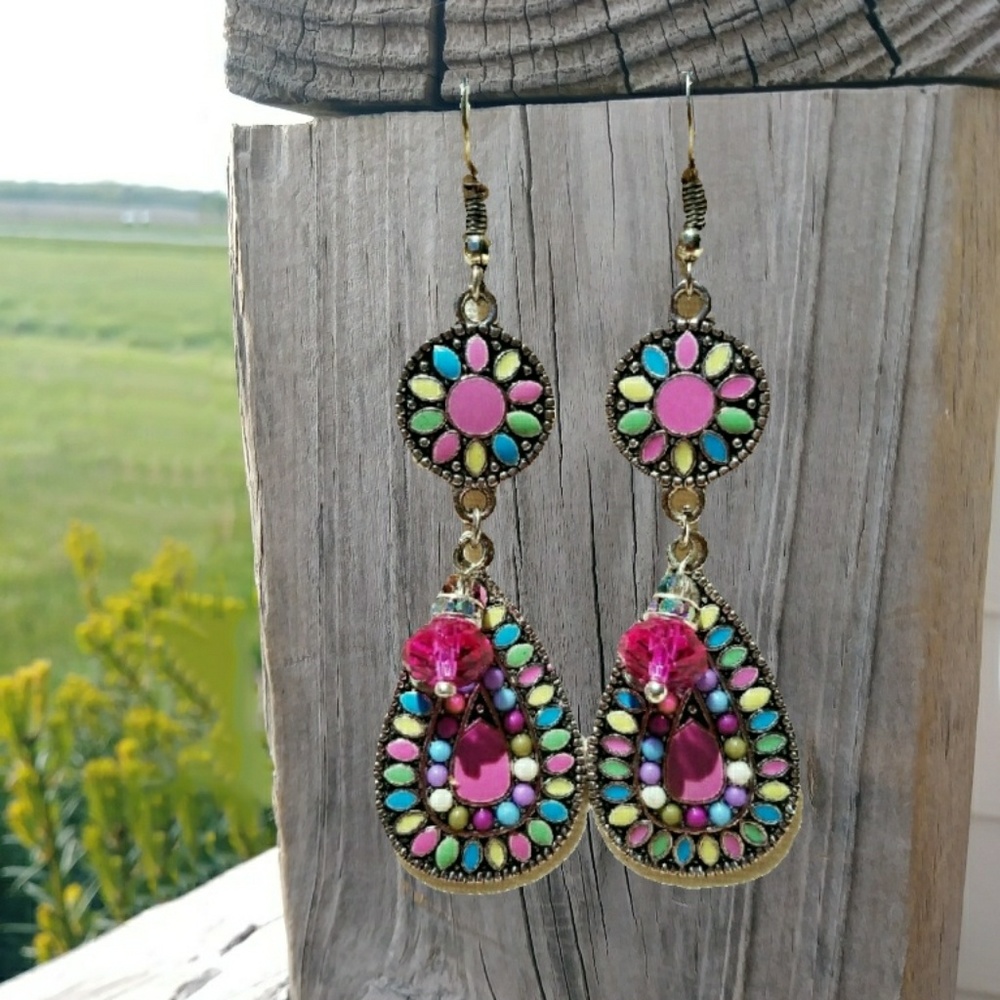 Sale! Beautiful Pink boho dangle earrings nwt <3
