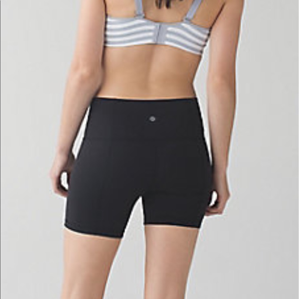 NWT Lululemon black Groove short II sz 6