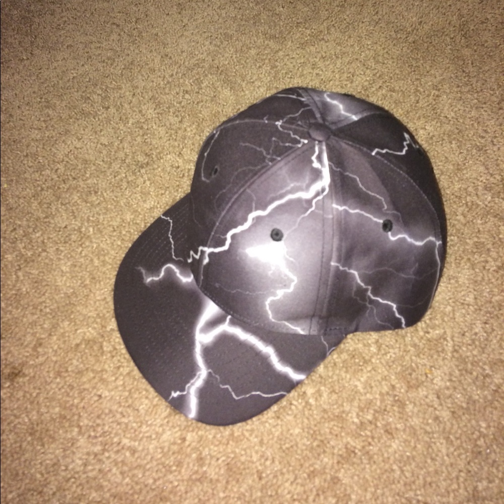 Black thunder snapback