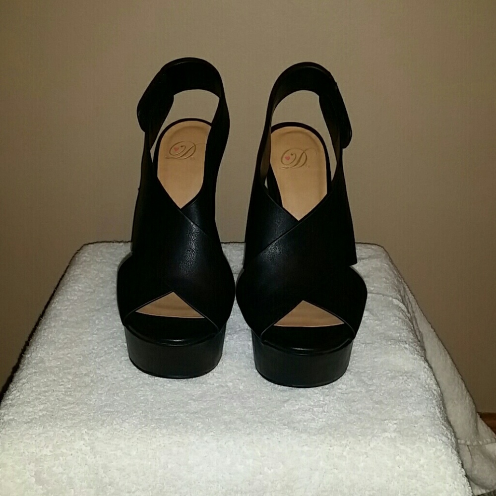 Black platform sandal