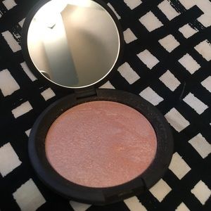 BECCA highlighter - champagne pop