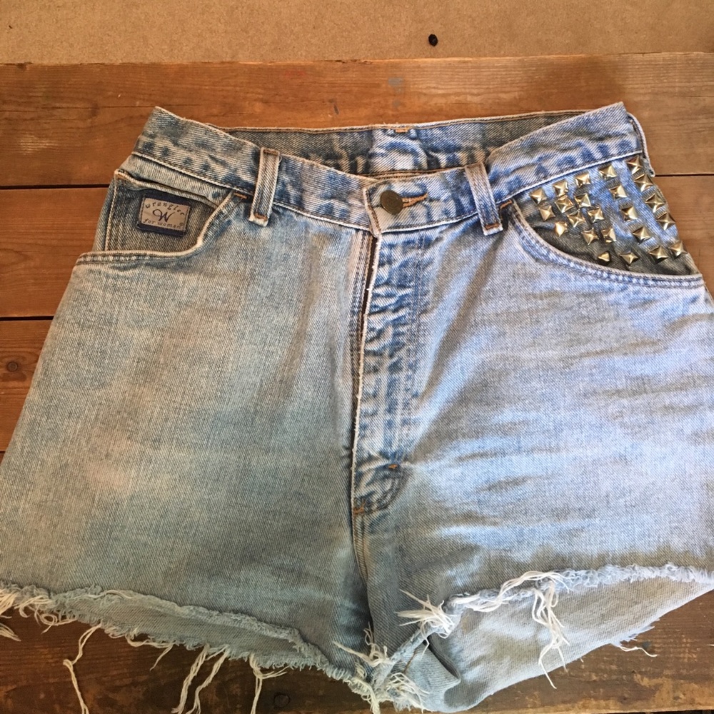 Distressed high waisted shorts with studs