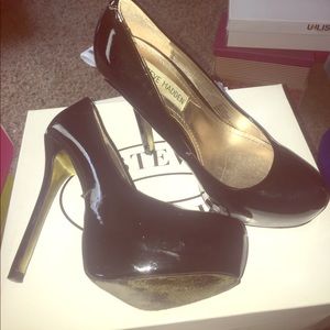 Steve Madden Black Stilletto Patent Leather Pump