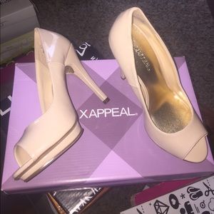 Taupe peep toe patent leather pump