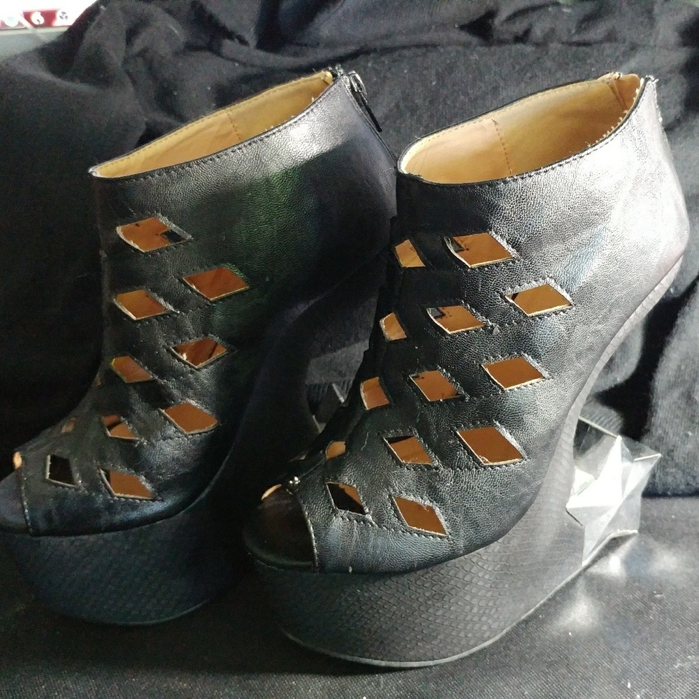 Black star heeled platforms
