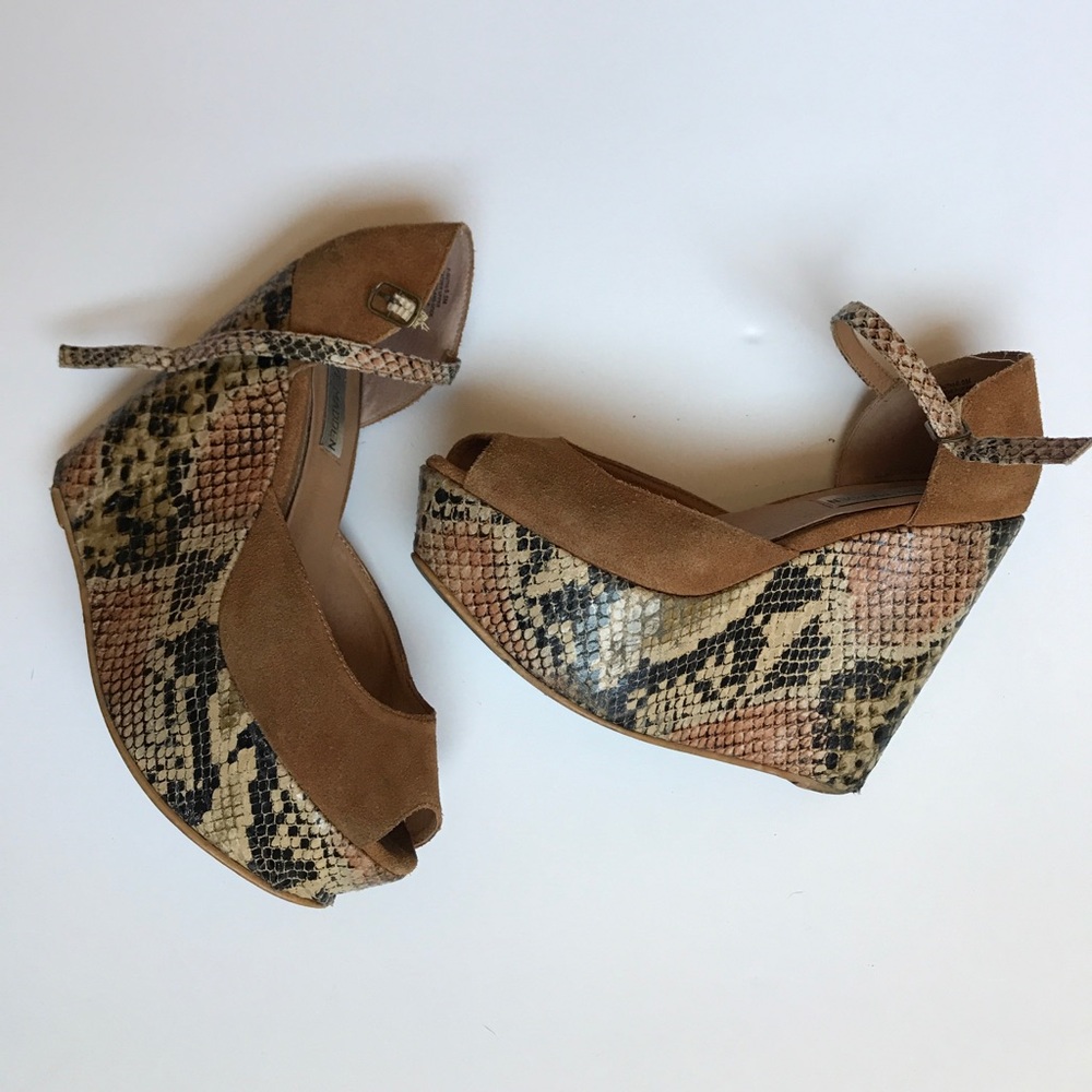 Steve Madden Tan snakeskin wedges