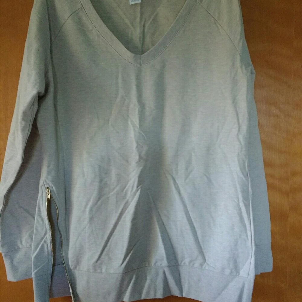 Cute sweatshirt with side zip!