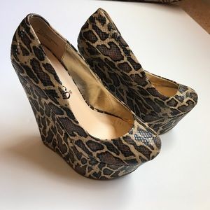 Leopard platform round toe wedges
