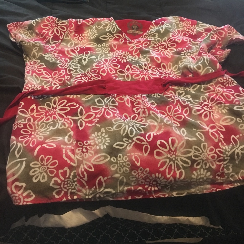 Floral scrub top