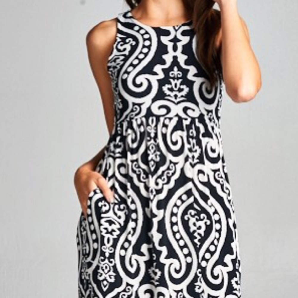 ๐ Black ivory damask print racer back maxi dress - Picture 3 of 3