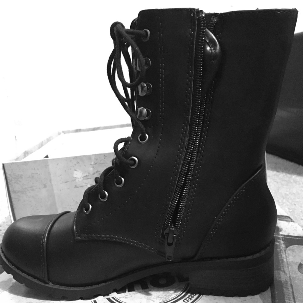 BLACK COMBAT BOOTS