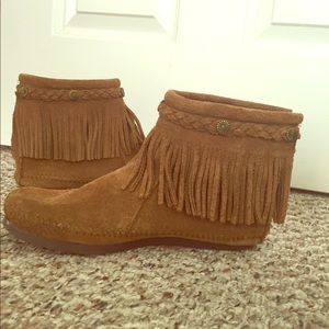 Minnetonka brown fringe booties size 7.5 moccasins
