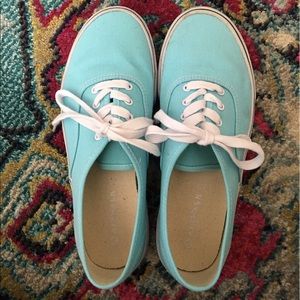 Light blue Rio Airwalk sneakers size 9 ½