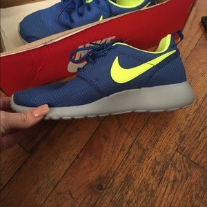 Nike roshe new with box