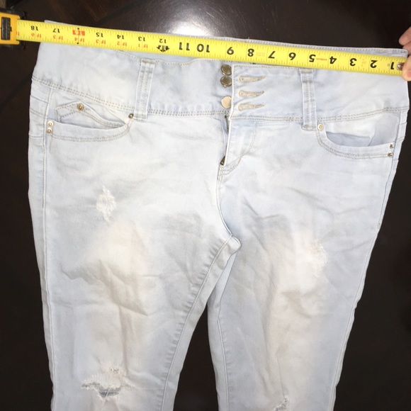 (SOLD) Light Wash Jeggings - Picture 4 of 4