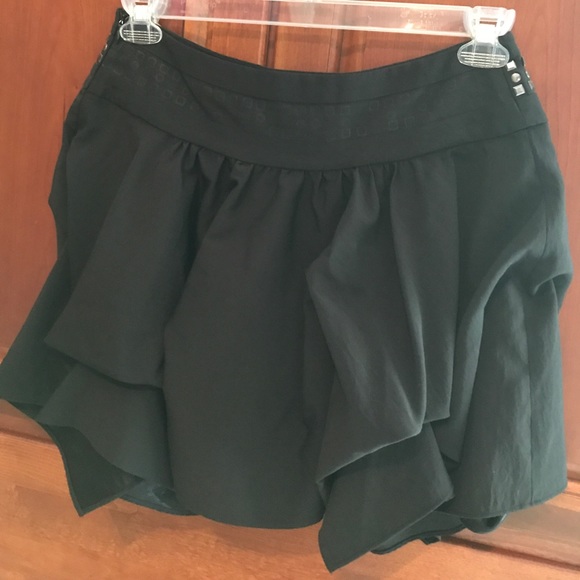 ⭐️Ruffled Skirt w/ Metal Pattern at the Waist - Picture 2 of 2