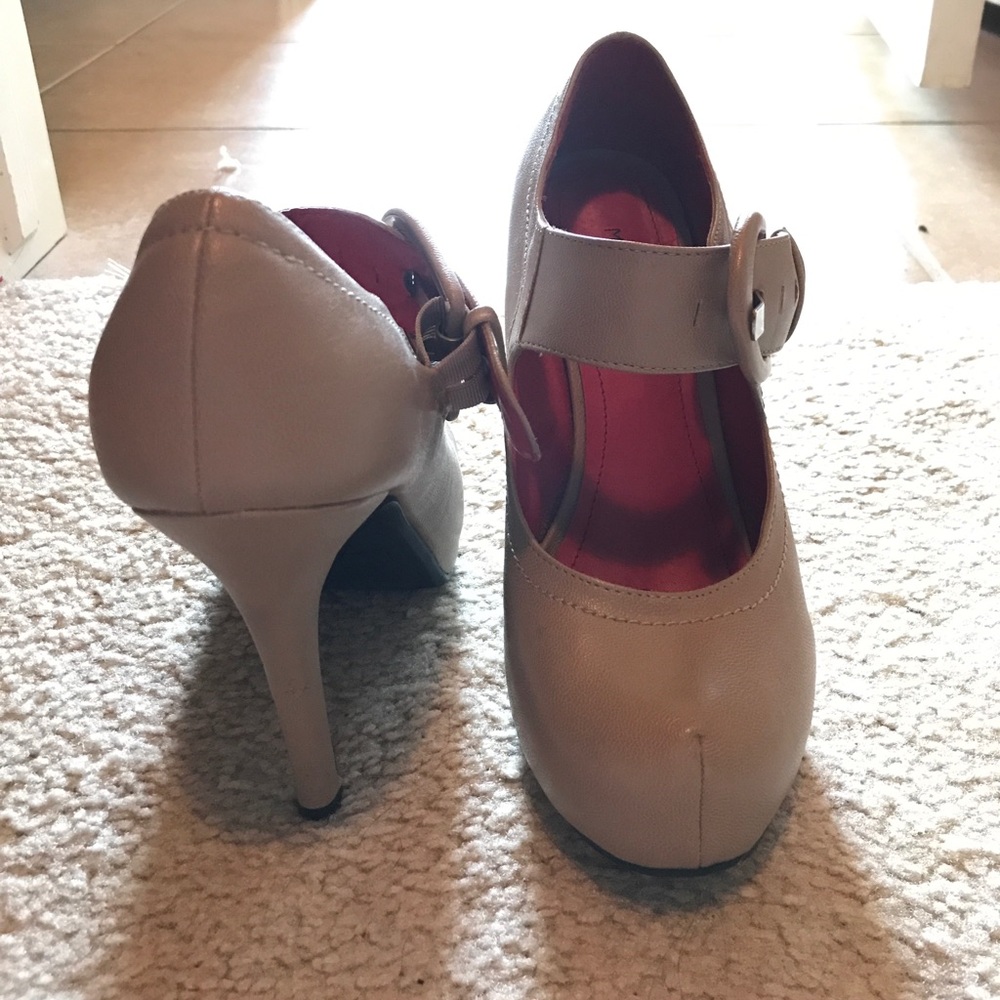 Gently used nude pumps sz 7W
