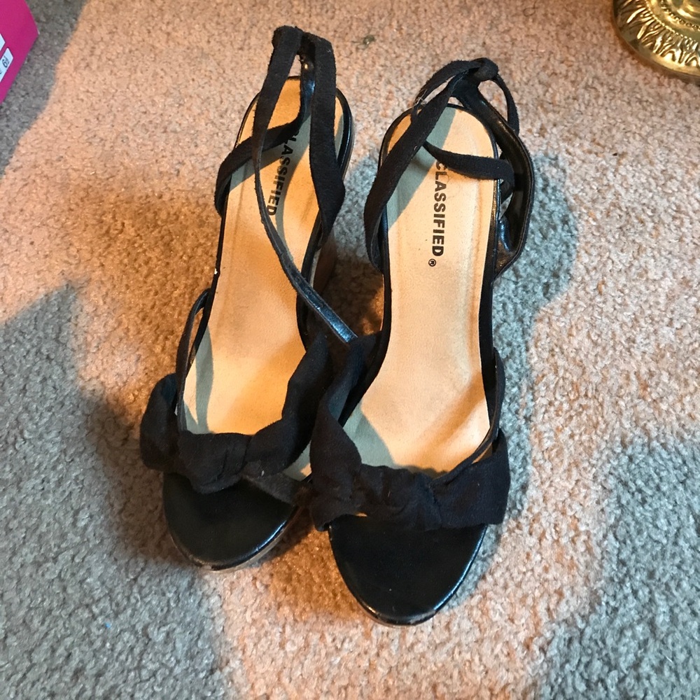 Black wedges