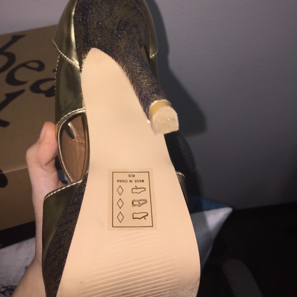 Gold High heels - Picture 2 of 4