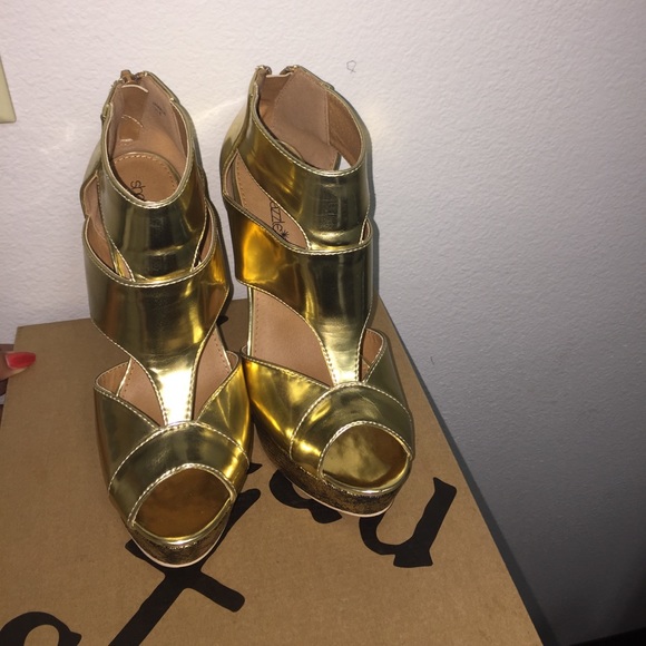 Gold High heels - Picture 3 of 4