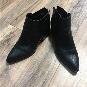Simply Vera Wang Chelsea Boots