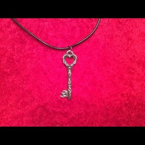 Key adjustable necklace