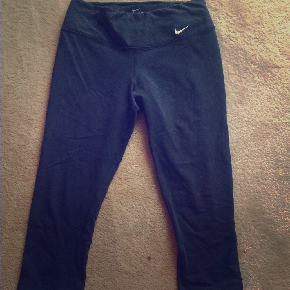 Nike legend crops, size small. Black, cotton.