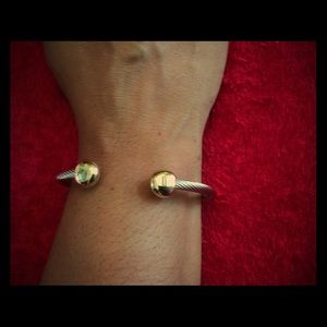 Adjustable magnetic bracelet.