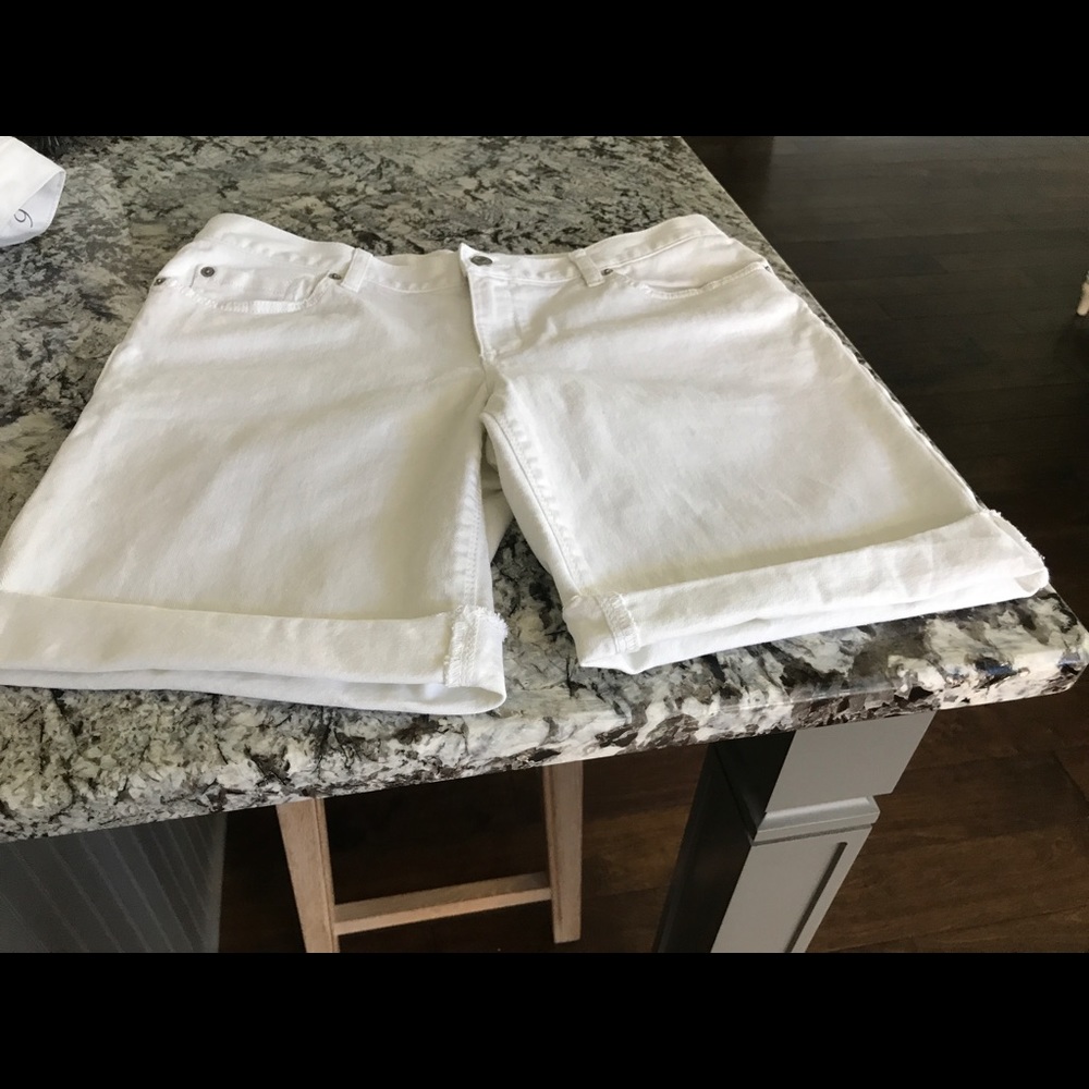 Ann Taylor White denim 5 pocket jean shorts.