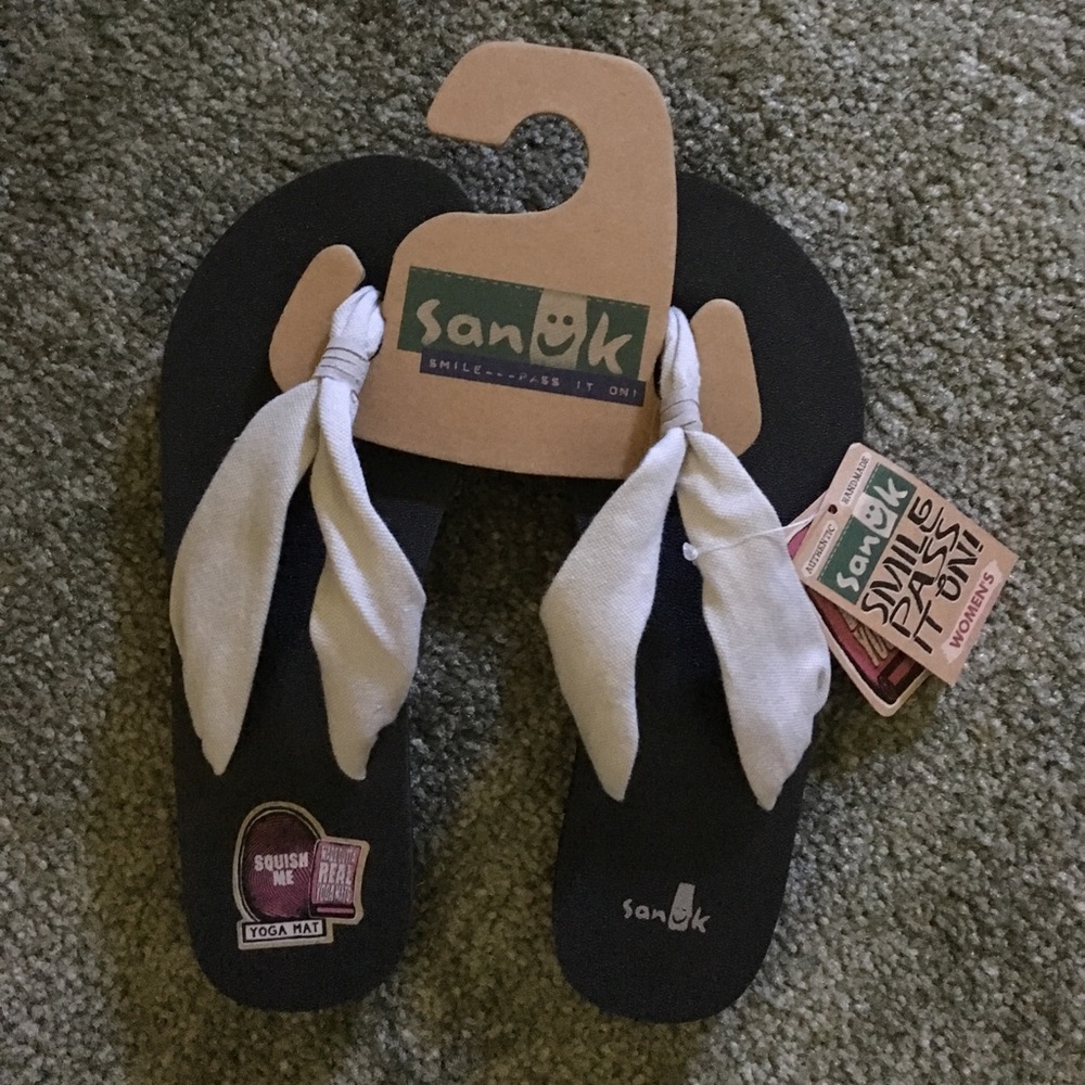 New with tags Sanuk Yoga slingers.