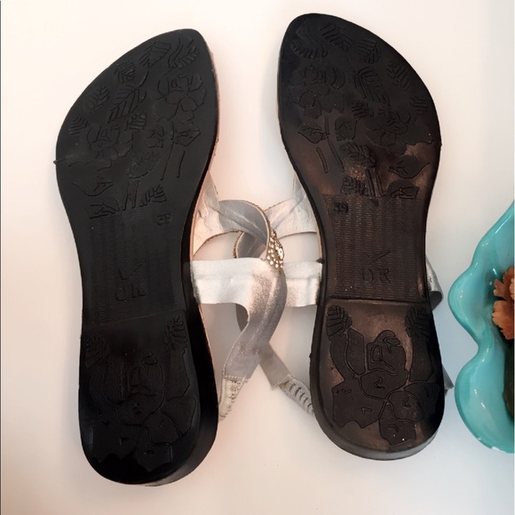 #A82 🎉HP🎉Gorgeous Silver Embellished Flats - Picture 4 of 6