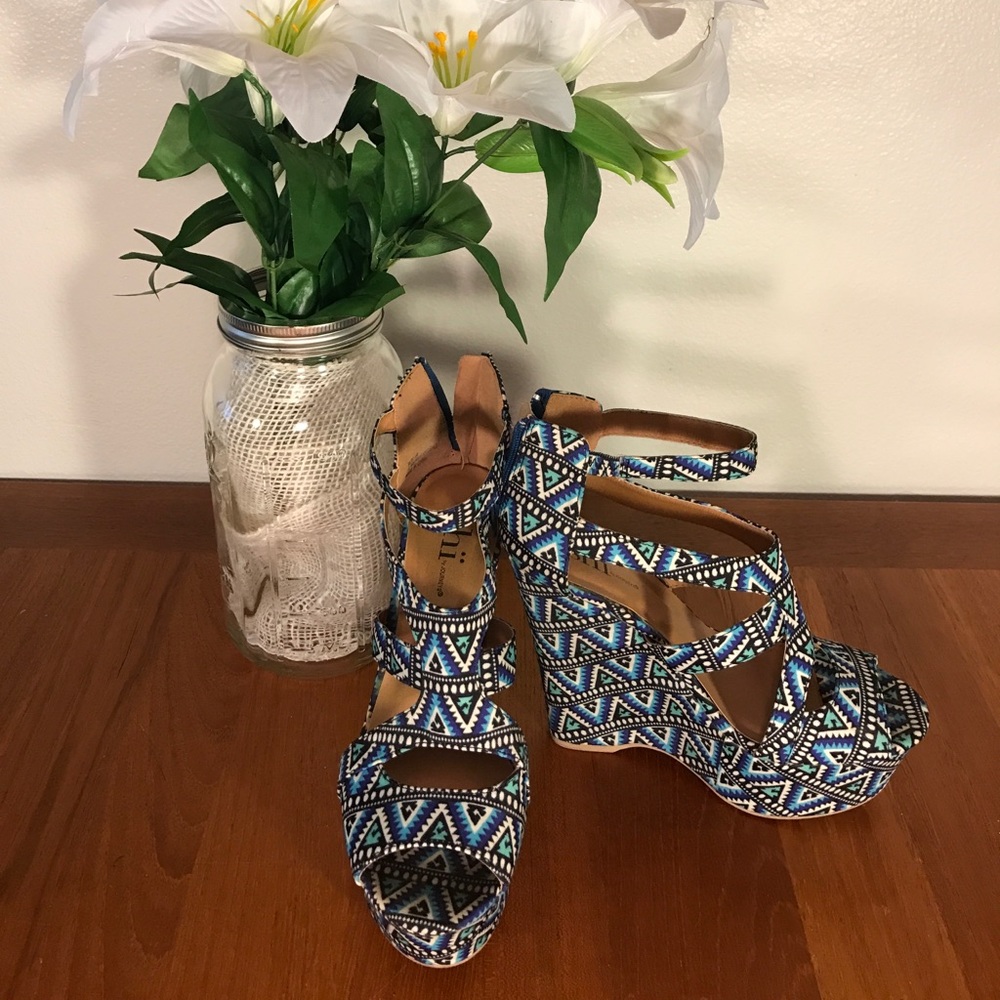 Strappy tribal print Wedges