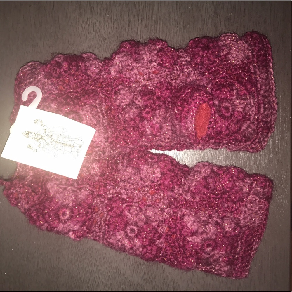NWT & NBW flower crochet hand warmers!