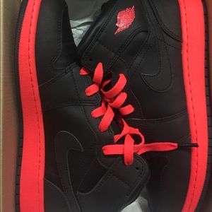 Air Jordan 1 black and infrared 7Y.