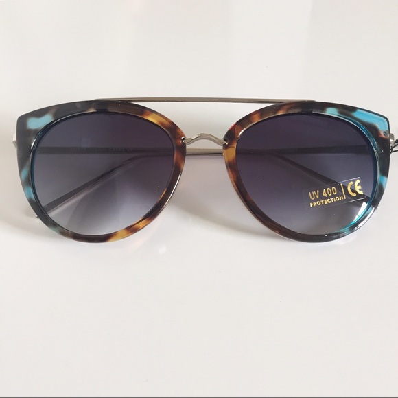 💙 LAST ONE 💙 Cat Eye Sunglasses - Picture 4 of 8