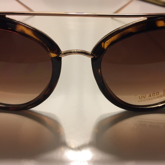 💙 LAST ONE 💙 Cat Eye Sunglasses - Picture 6 of 8