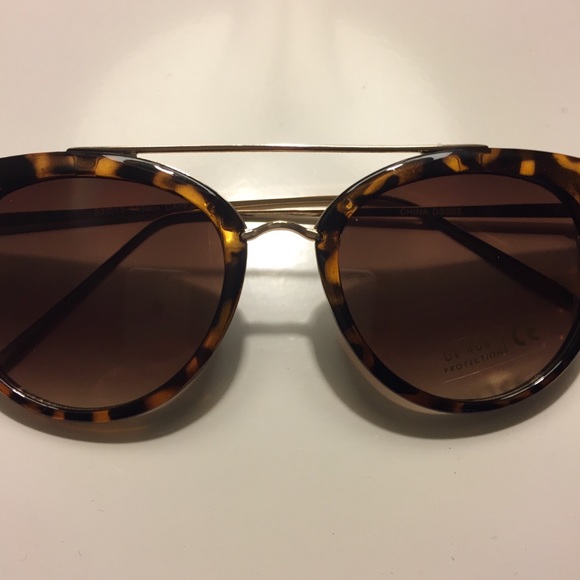 💙 LAST ONE 💙 Cat Eye Sunglasses - Picture 7 of 8