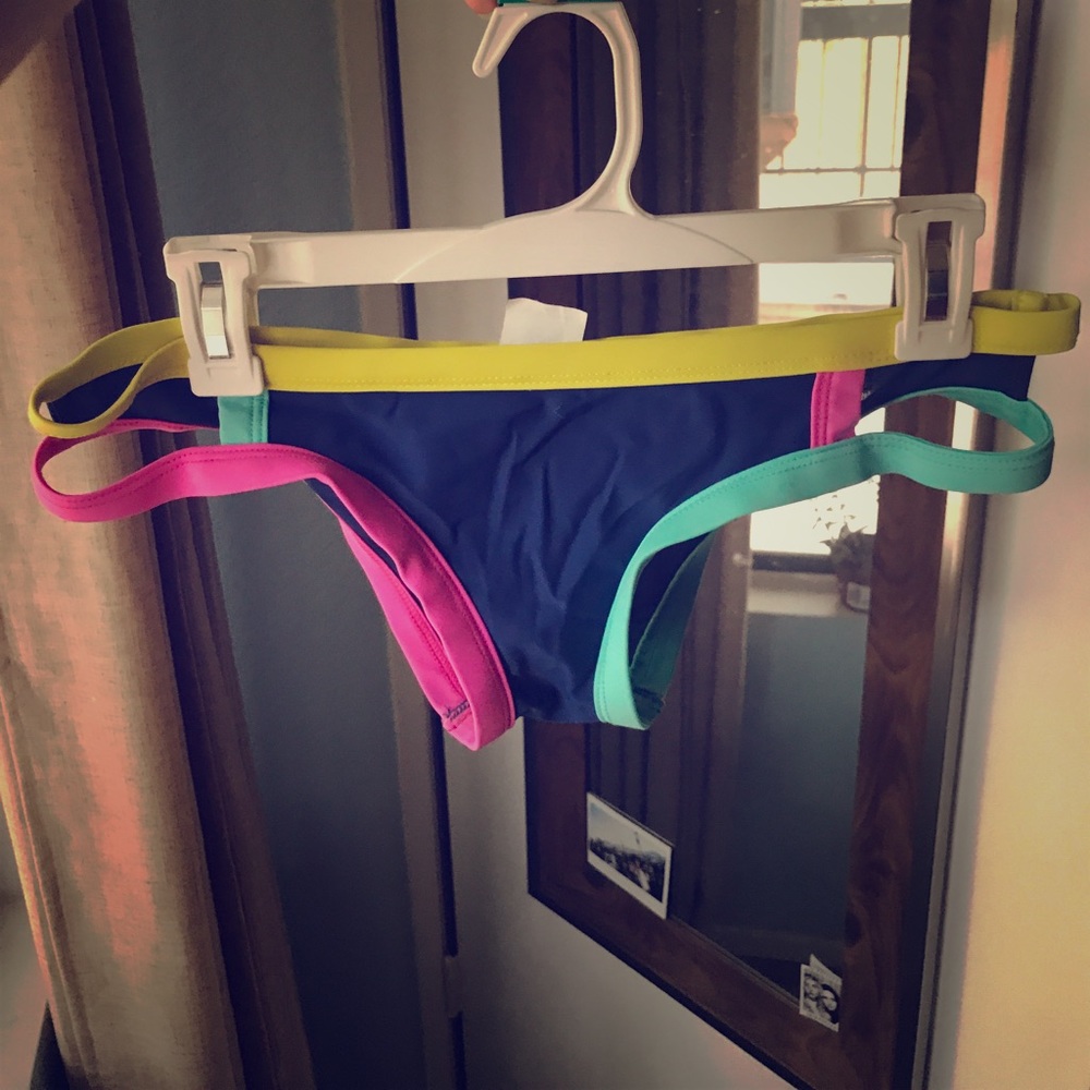 Bikini bottoms with hip cut-outs
