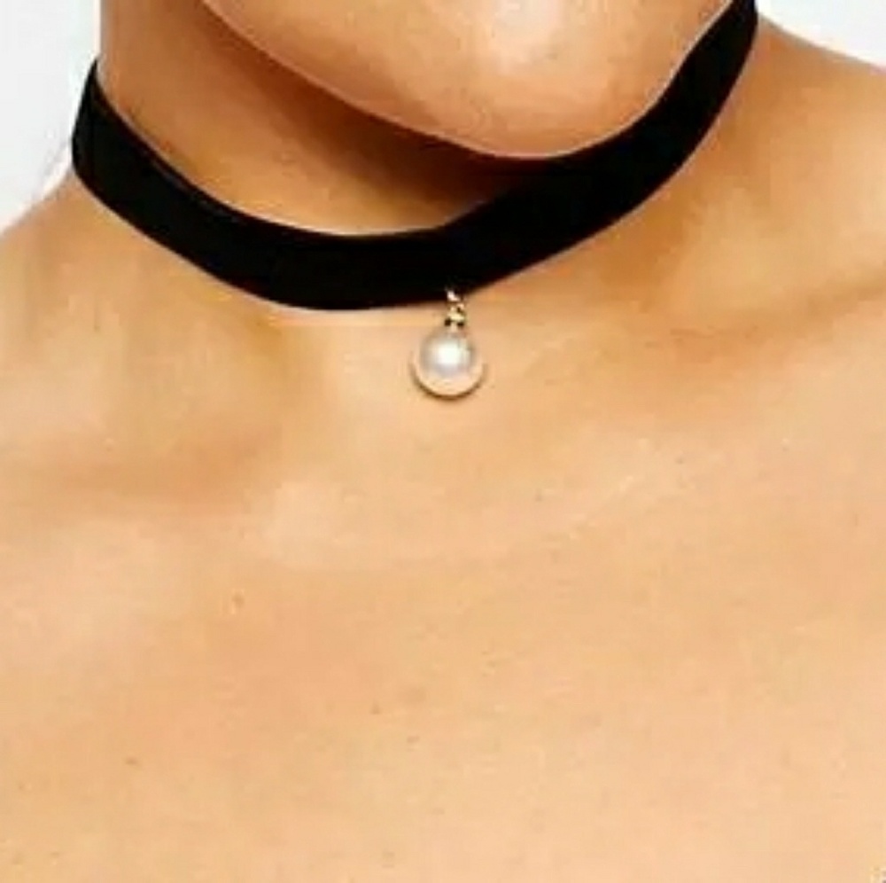 Velvet Choker With Pearl