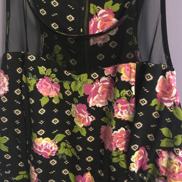 Amazing Dress - Picture 3 of 4