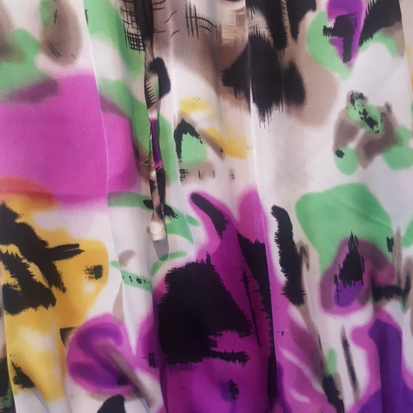 Colorful Sleeveless Blouse - Picture 2 of 3